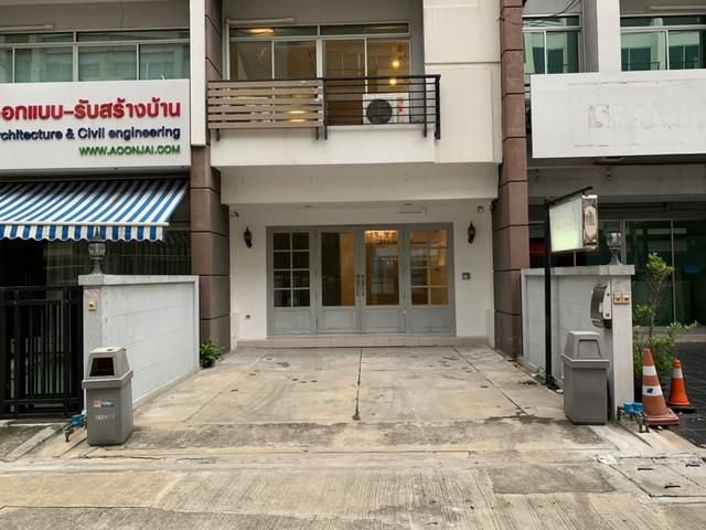 ขายให้เช่าทาวน์โฮม BiZ Town Laprao เนื้อที่ 24ตรว พื้นที่ใช้สอย260 ตารางเมตร 5น้ำ  50,000ต่อเดือน ขาย 14ล้าน   ติดต่อคุณ