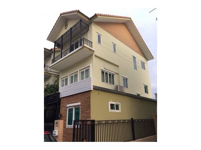 ขาย ทาวน์โฮม 3 ชั้น หมู่บ้านลภาวัน 17
