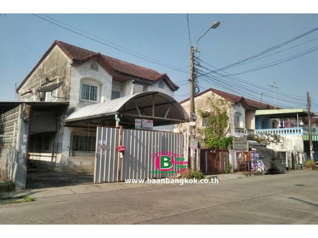 ทาวน์เฮาส์ 2 ชั้น หลังมุม โครงการ พนาสนธิ์ 2 เนื้อที่ 32.7 ตรว. มี 2 ห้องนอน 1 ห้องน้ำ ถนนนิมิตรใหม่ เขตมีนบุรี