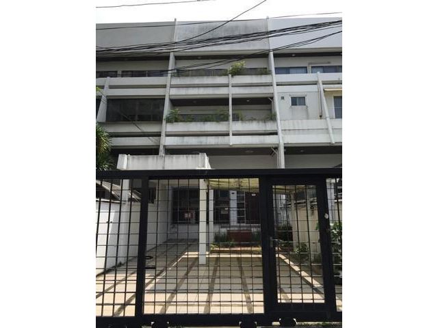 ให้เช่าทาวน์เฮ้า ซอยสุขุมวิท 34 เหมาะทำเป็นโฮมออฟฟิศ 47ตรว 4นอน 4น้า 40,000ต่อเดือน       ติดต่อคุณ สมศักดิ์ Tel: 098268