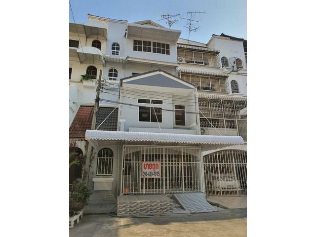 ขาย ถูก ทาวน์โฮม 4 ชั้น ซอย ศรีนคริทร์ 40