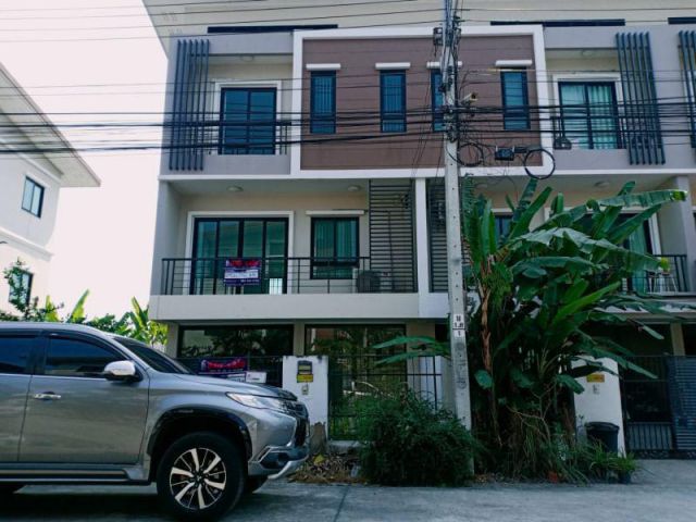 ขาย-เช่า บ้าน 3 ชั้น ม. เดอะโมส ถ.สามวา ( บ้านหลังริม )