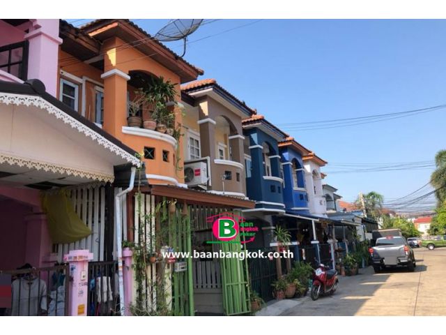 ทาวน์เฮาส์ 2 ชั้น หลังมุม โครงการ ศิริวรรณชวนชม เนื้อที่ 16 ตรว. ถนนบางกรวย-ไทรน้อย อ.บางบัวทอง จ.นนทบุรี