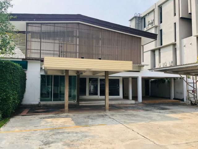 รหัสทรัพย์ B4129 ให้เช่าบ้านเดี่ยว 2 ชั้น เอกมัยซอย 10 เหมาะสำหรับธุรกิจสปา ร้านอาหาร สำนักงาน