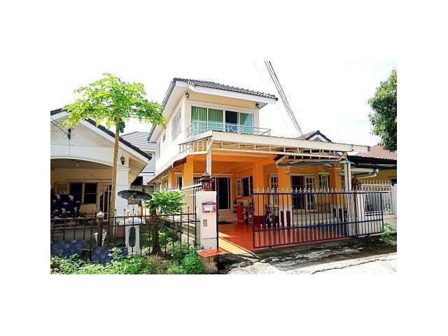 ขายบ้าน 2 ชั้น พร้อมเฟอร์นิเจอร์ครบ  ทางเข้าหมู่บ้านธนาโชค ตำบลหนองจ๊อม อำเภอสันทราย  จังหวัดเชียงใหม่