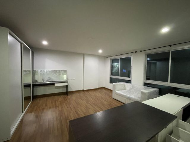 ขายคอนโด ดับเบิ้ลยูคอนโด (Double U Condo) ลาดพร้าว-วังหิน ทำเลดีเดินทางสะดวก