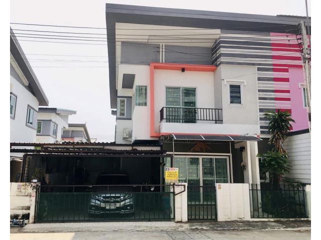 ขายบ้านแฝด2ชั้น ใกล้ทางขึ้นลงมอเตอร์เวย์ ดอนหัวฬ่อชลบุรี