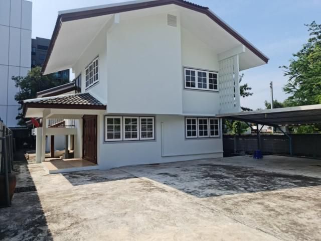 รหัสทรัพย์ B4239 ให้เช่าบ้านเดี่ยวหลังใหญ่ ซ.ลาดพร้าว44 เข้าซอย100เมตร สำหรับอยู่อาศัยหรือทำสำนักงาน