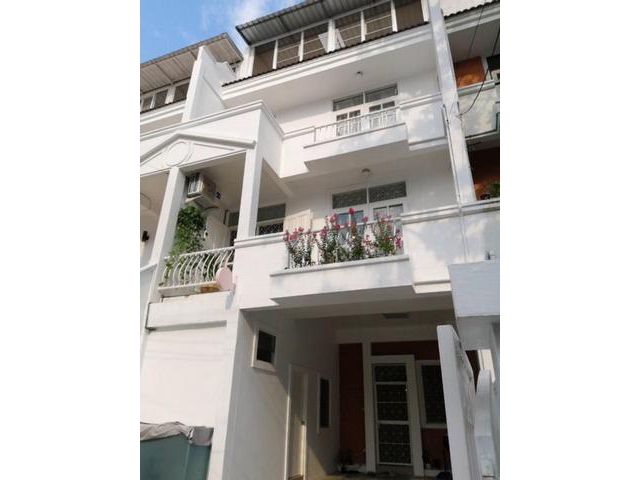 ให้เช่าทาวน์โฮม  ใกล้ไบเทคบางนา ใกล้บีทีเอสบางนา 32ตรว 4นอน 4น้ำ 22,000ต่อเดือน      ติดต่อคุณ สมศักดิ์ Tel: 0982686161