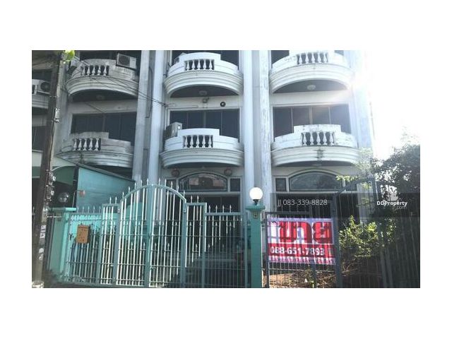 ขายทาวน์โฮม 3 ชั้น เนื้อที่ 26.8 ตรว. 4 นอน 3 น้ำเล่นระดับ ในซอยลาดปลาเค้า 27 หลังมุม ด้านข้างติดคลองบางบัววิวสวยมาก