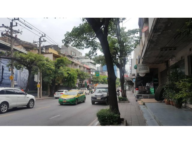 ขายที่ดินติดถนนเอกมัย 20-22