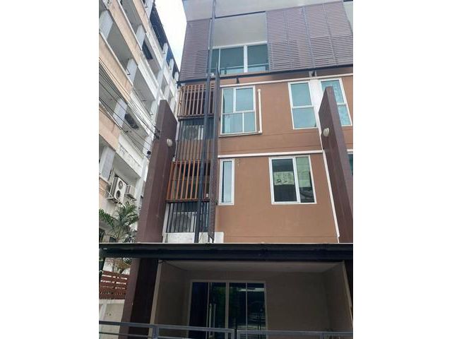 ขายทาวน์โฮม เวอติโก้ แจ้งวัฒนะ หลังมุม เนื้อที่ 28ตรว  3นอน 3น้ำ ขาย 4.2 ล้าน      ติดต่อคุณ สมศักดิ์ Tel: 0982686161 รห