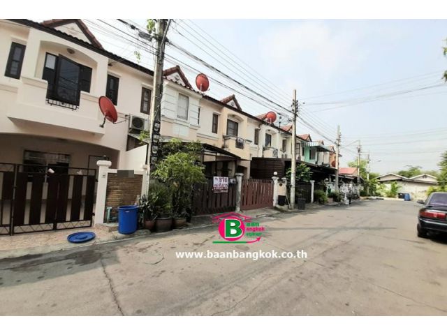 ทาวน์เฮาส์ 2 ชั้น โครงการ เค.ซี.รามอินทรา 6 เนื้อที่ 16 ตรว. มี 2 ห้องนอน 2 ห้องน้ำ ถนนพระยาสุเรนทร์ เขตคลองสามวา
