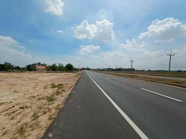 ขายที่ดินติดถนนเจนจบทิศ  ตำบลตลาดไทร อำเภอประทาย จังหวัดนครราชสีมา 4-2-91.4 ไร่ ราคา 5.5 ล้านบาท(พร้อมโอน)