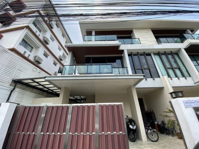 ขายบ้านหรู ใจกลางเมือง หมู่บ้านกลางเมือง รัชดา 36  เนื้อที่ 52.2 ตารางวา แขวงจันทรเกษม เขตจตุจักร กรุงเทพมหานคร