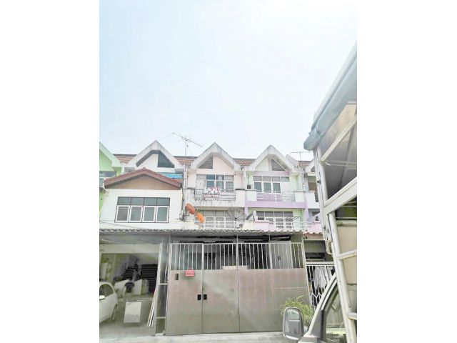 ขายทาวน์โฮม 3 ชั้น ถ.เคหะร่มเกล้า 6 ลาดกระบัง 22 ตร.ว. ใกล้ตลาดบวรร่มเกล้า 05435