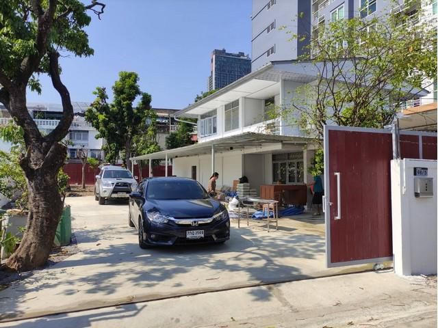 ให้เช่าบ้านเดี่ยว 2 ชั้น สุขุมวิท 63 ซอยเอกมัย 22 เพิ่งรีโนเวทใหม่ทั้งหลัง พร้อมเข้าอยู่ มีต้นไม้ใหญ่ร่มรื่น บรรยากาศสง