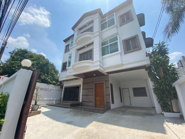ให้เช่าบ้านเดี่ยว 3 ชั้นย่านเอกมัยใกล้ รร.นานาชาติแอตเวนตีส ตกแต่งพร้อมอยู่