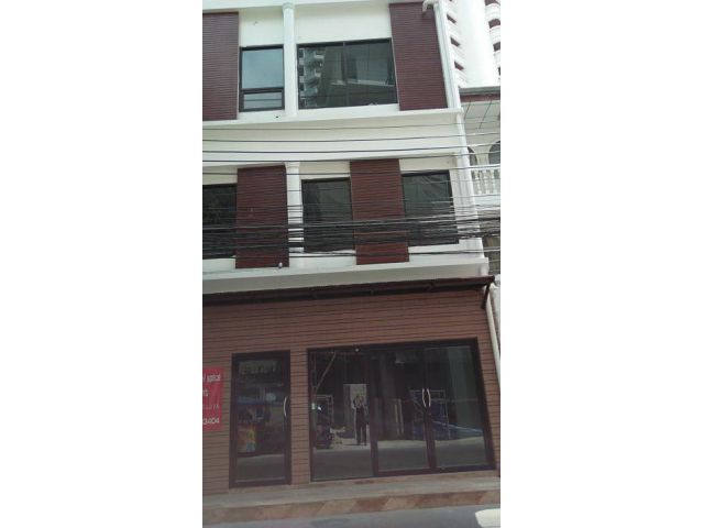 Rent the whole building closed road in the soi Thong lor- Phrom Prong entrance soi 600 m.