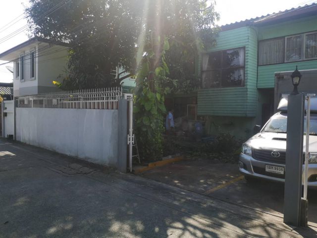 ขายที่ดินพร้อมบ้านเดี่ยว  รามอินทรา กม. 4
