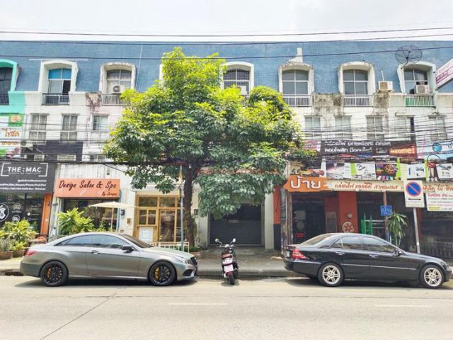 ขายอาคารพาณิชย์ 4 ชั้น 18 ตร.ว. ม.ธนาเพลส ถนนสุคนธสวัสดิ์ - ลาดพร้าว ใกล้ร.ร.สตรีวิทยา 2 รหัส 05582