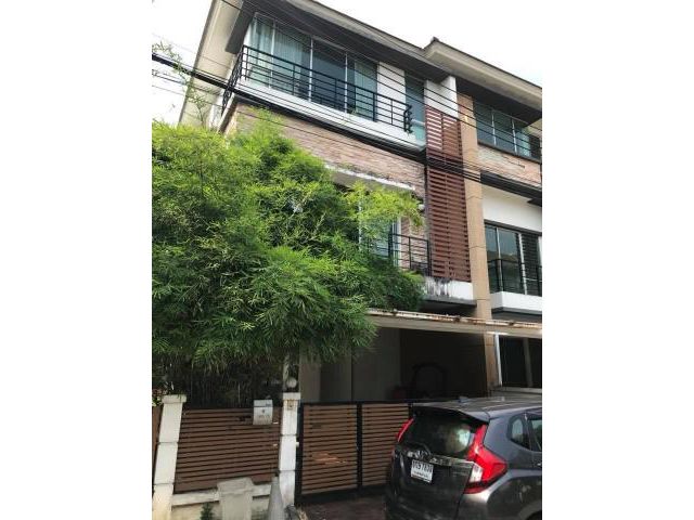 รหัสทรัพย์ B4411 ให้เช่าทาวน์โฮม 3 ชั้น โครงการทาวน์พลัส พระราม 9 อยู่ซอยกรุงเทพกรีฑา ในสวนสน