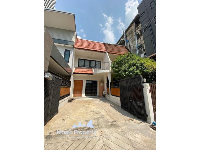 ให้เช่าทาวน์เฮ้าส์ 2 ห้องนอน ซอยสุขุมวิท 16, แขวงคลองเตย เขตคลองเตย กทม.