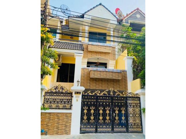ให้เช่าทาวน์โฮม รอยัล นครินทร์ วิลล่า ซอยอ่อนนุช 46 เนื้อที่ 30ตรว 350ตรม 4นอน 4น้ำ จอดรถ 3คัน      ติดต่อคุณ สมศักดิ์ T