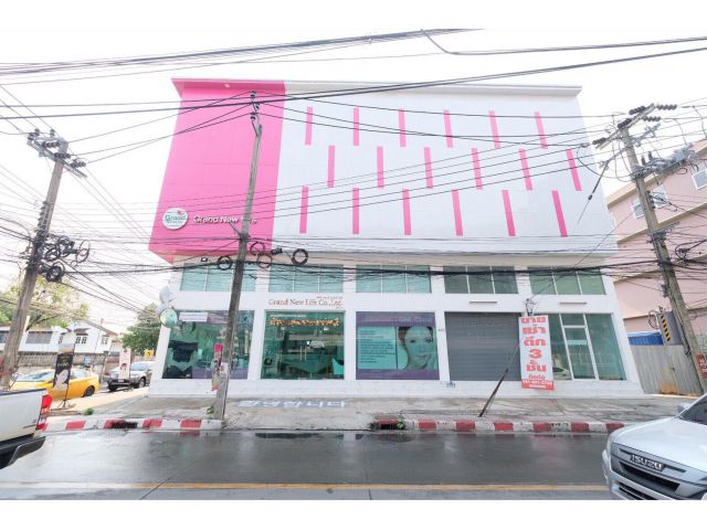 ขายอาคารพาณิชย์ 5 คูหา ใกล้รถไฟฟ้า ทำเลสวยสะดุดตา ขาย  55 ล้านบาท โทร 094-747-5333