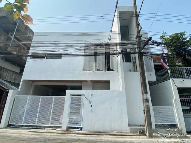 ให้เช่าโฮมออฟฟิศใกล้ BTSบางจากเพียง 800 เมตร ตกแต่งใหม่ เนื้อที่ 24ตรว 130ตรม 2นอน 2น้ำ จอดรถได้ 2คัน       ติดต่อคุณ สม