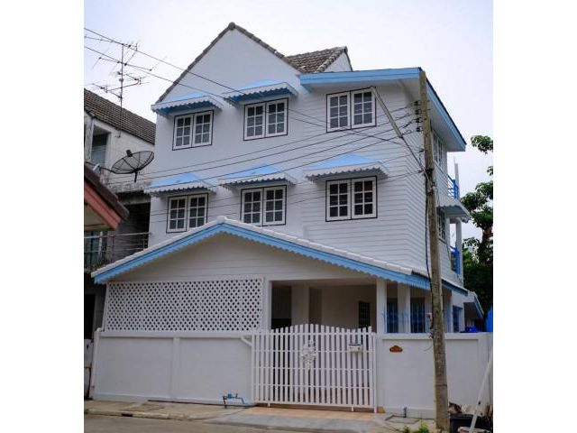 ขายทาวน์โฮม 30 ตรว พึ่งรีโนเวทใหม่ สวย ใกล้ทะเลสาปเมืองทอง