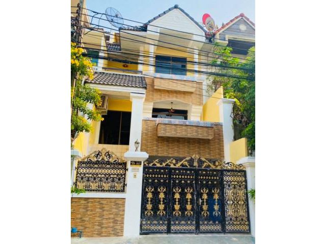ให้เช่า ทาวน์โฮม 3 ชั้น Royal Nakarin Villa อ่อนนุช 46 พื้นที่ 350 ตารางเมตร 4 ห้องนอน 4 ห้องน้ำ