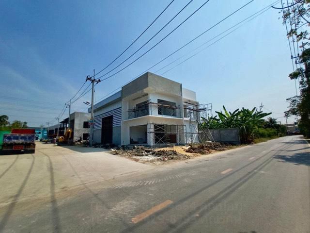 S294 ขายโรงงานสร้างใหม่ พร้อมสำนักงานรูปทรงสมัยใหม่ สไตล์ โมเติล ขนาด 124.6 ตร.ว.  ขอ รง.  ได้ ต.คลองมะเดื่อ อ.กระทุ่มแบ