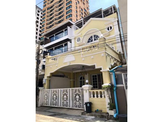 ทาวน์โฮม 3 ชั้น ขนาดใหญ่มากในซอยหลังสวน