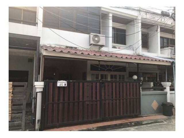 ขายทาวน์โฮม 2 ชั้น พร้อมเฟอร์ฯบางส่วน ถ.สุทธิสาร