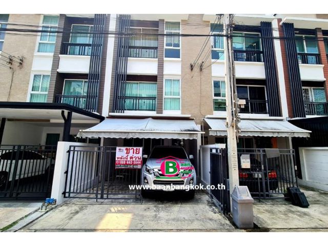 ทาวน์โฮม 3 ชั้น โครงการ บ้านกลางเมือง โชคชัย 4 เนื้อที่ 18.1 ตรว. มี 3 ห้องนอน 3 ห้องน้ำ เขตลาดพร้าว