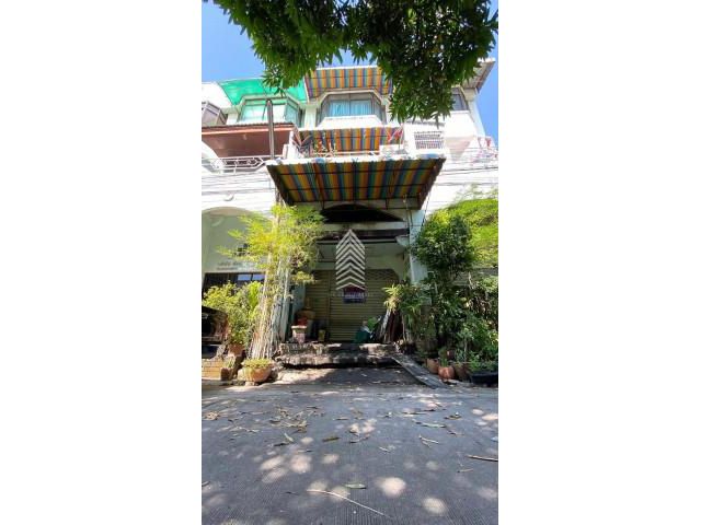 ขาย บ้านรุ่งกิจวิลล่า 9 อาคารพาณิชย์ 3 ชั้นครึ่ง ขนาดพื้นที่ 18 ตร.ว. ซอยร่มเกล้า 58 ถนนร่มเกล้า