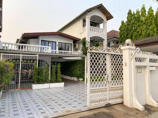 ให้เช่าบ้านบ้านเดี่ยวใกล้ห้างเดอะไนน์พระราม 9  เฟอร์ครบตบแต่งสวยงาม 3ชั้น 8 ห้องนอน จอดรถได้ 4 คัน      ติดต่อคุณ สมศักด