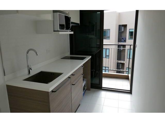 Condolette Pixel Sathorn ถนนเย็นอากาศ