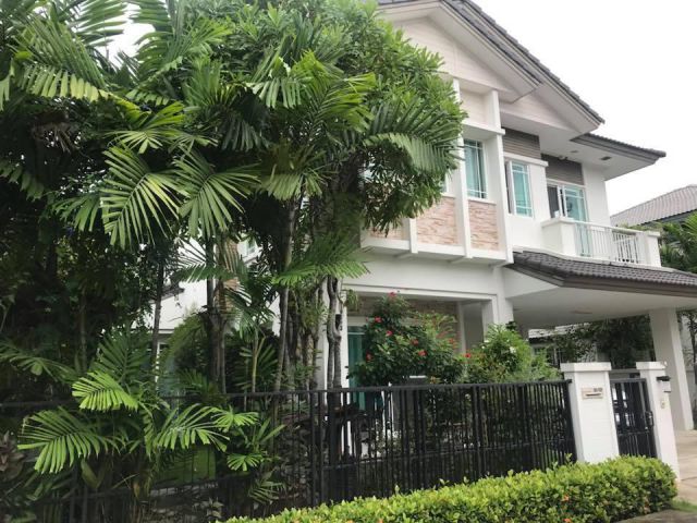 ขายบ้านเดี่ยว โครงการมัณฑนา พระรามเก้า-ศรีนครินทร์ ขนาด 55.7 ตรว. พื้นที่ใช้สอย 145 ตารางเมตร บ้านมี 4 ห้องนอน 3 ห้องน้ำ แอร์ 5 เครื่อง จอดรถในบ้านได้