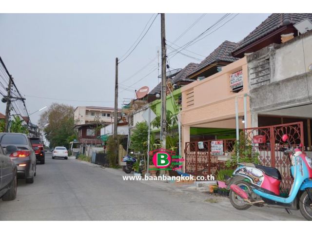 ทาวน์เฮาส์ 2 ชั้น ซอยรังสิต-นครนายก 39 เนื้อที่ 20 ตรว. มี 3 ห้องนอน 2 ห้องน้ำ ถนนรังสิต-นครนายก อ.ธัญบุรี จ.ปทุมธานี