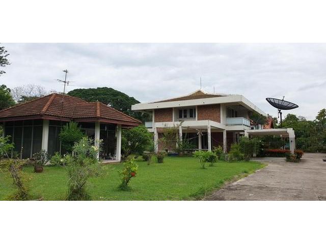 ขายบ้านเดี่ยวพร้อมที่ดิน ติดถนนเมน หมู่บ้านนวธานี พื้นที่ 305 ตารางวา ใกล้ทางขึ้น-ลงมอเตอร์เวย์