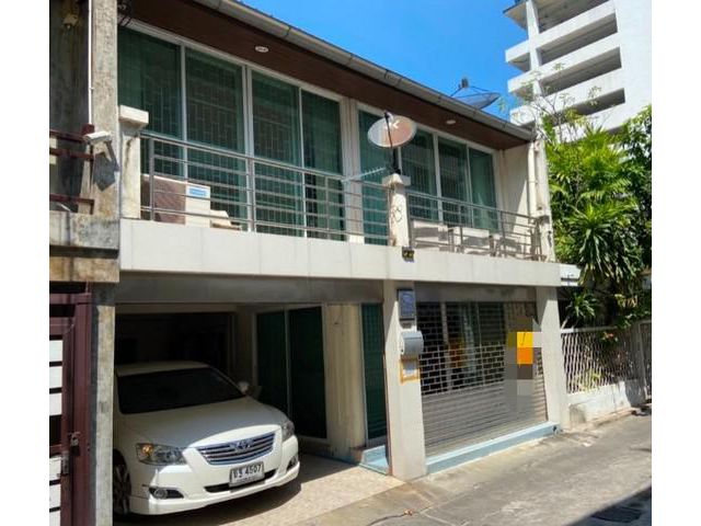 ให้เช่าทาวน์โฮม2 ชั้น ซอยสุขุมวิท 61 เนื้อที่ 27 ตรว