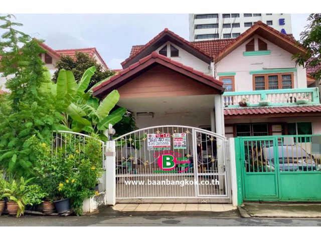 บ้านแฝด 2 ชั้น โครงการ แสงทิพย์ เนื้อที่ 40 ตรว. มี 4 นอน 3 น้ำ ถนนเลียบทางด่วนรามอินทรา เขตบึงกุ่ม