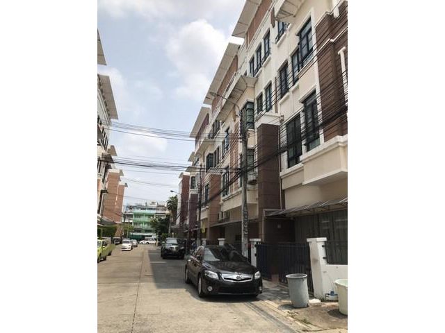 ให้เช่าโฮมออฟฟิศ 4 ชั้น หมู่บ้านกลางเมือง ลาดพร้าววังหิน 55 ย่านลาดพร้าว เหมาะสำหรับทำออฟฟิศ