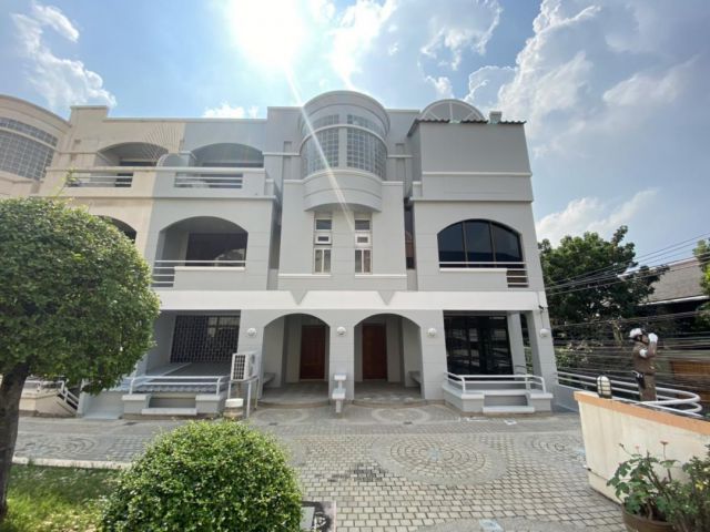 ให้เช่าโฮมออฟฟิศ4ชั้นห้องมุม ย่านทาวน์อินทาวน์ ใกล้เลียบด่วน ใกล้โรงเรียนบดินทร์เดชา ราคา37000 เขตวังทองหลาง
