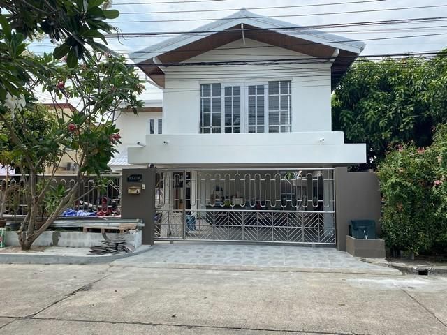 ให้เช่าบ้านเดี่ยว 2 ชั้น บ้านรีโนเวทใหม่ทั้งหลัง หมู่บ้านสัมมากร ซอยรามคำแหง110 เฟอร์ครบพร้อมอยู่ เลี้ยงสัตว์ได้