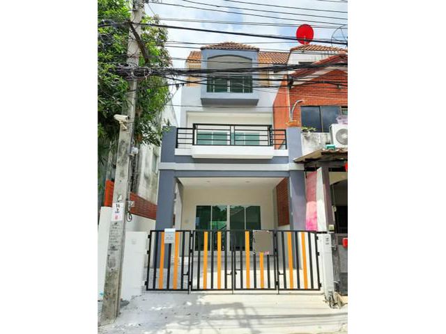 ขายทาวน์โฮม 3 ชั้น ใหม่ 4 ห้องนอน  3ห้องน้ำ
