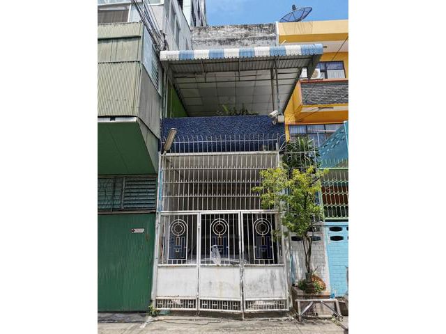 ตึกแถว 3 ชั้น ถนนสาธุประดิษฐ์ ใกล้ตลาดลานทราย