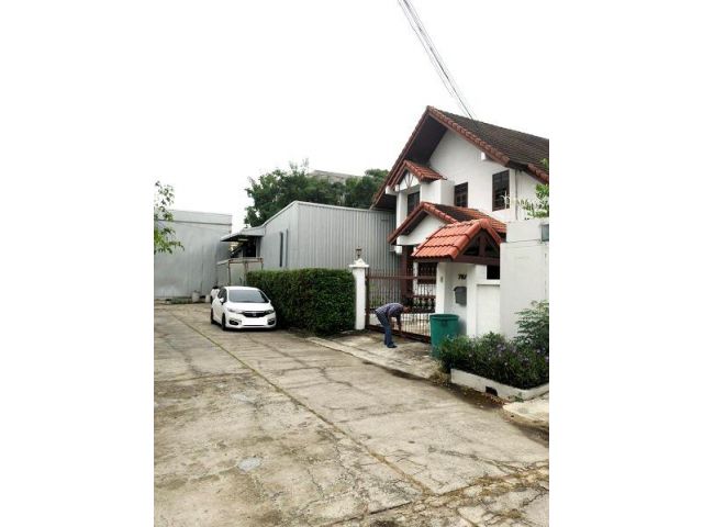 ให้เช่าสำนักงาน พร้อม โกดัง ย่านลาดพร้าว 93  พื้นที่ ขนาด 104 ตรว   เนื้อที่โกดัง 240 ตรม อยู่อาศัยได้ เป็นบ้าน และ สำนั